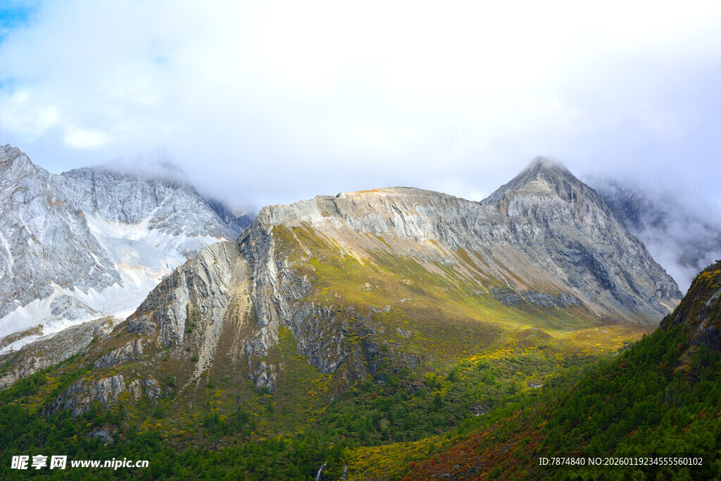 壮丽山景 云雾缭绕的峰峦 稻城