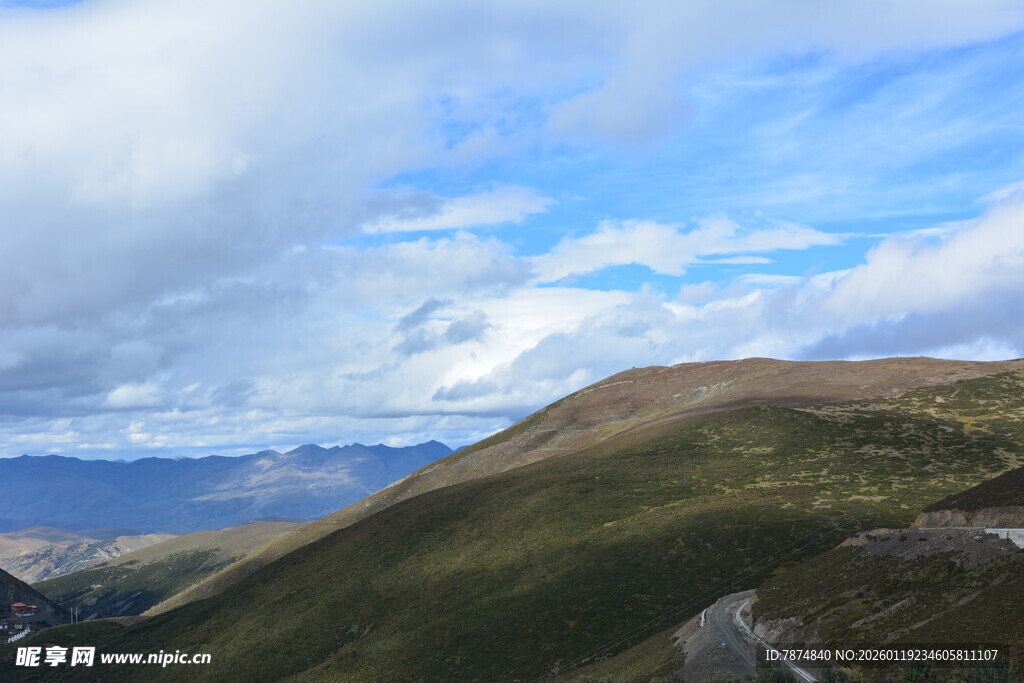 山间公路美景 稻城