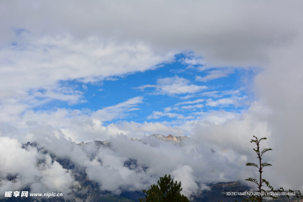 山间云海蓝天美景 稻城