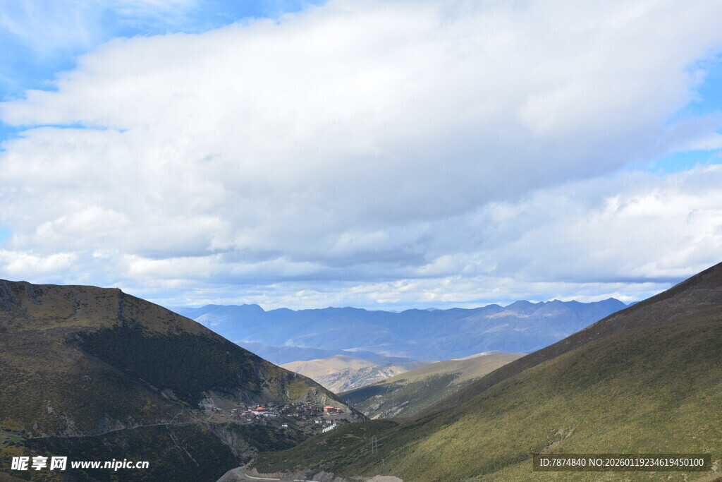 山间美景 蓝天白云覆青山 稻城