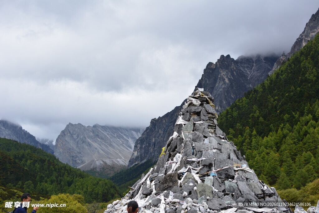 山间玛尼堆 云雾伴青山 稻城