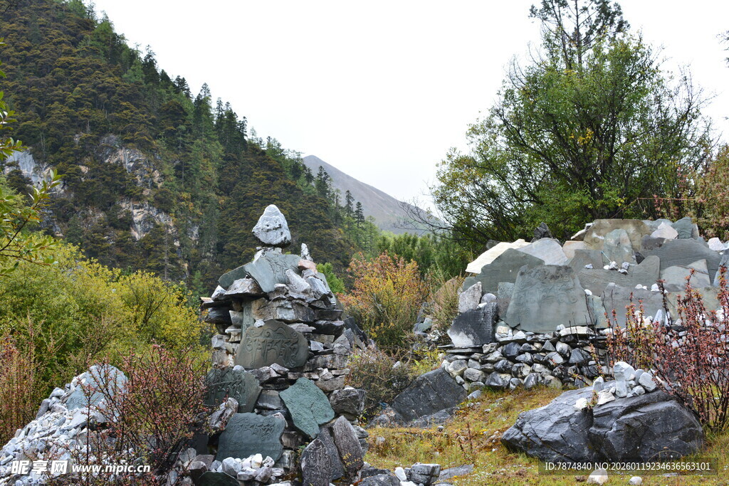 山间奇石景观 稻城