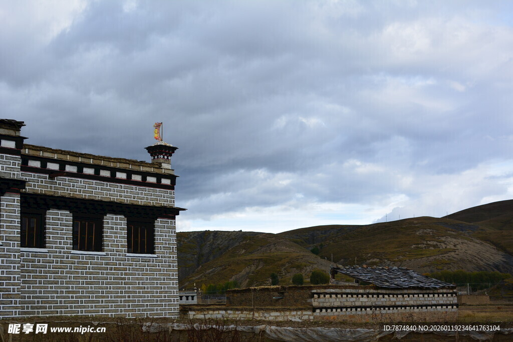 藏式建筑与远山天空景色 稻城