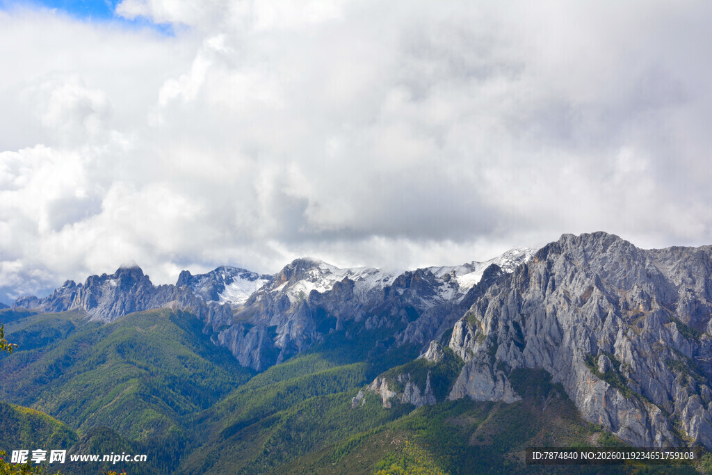 壮丽高山云海景观 稻城
