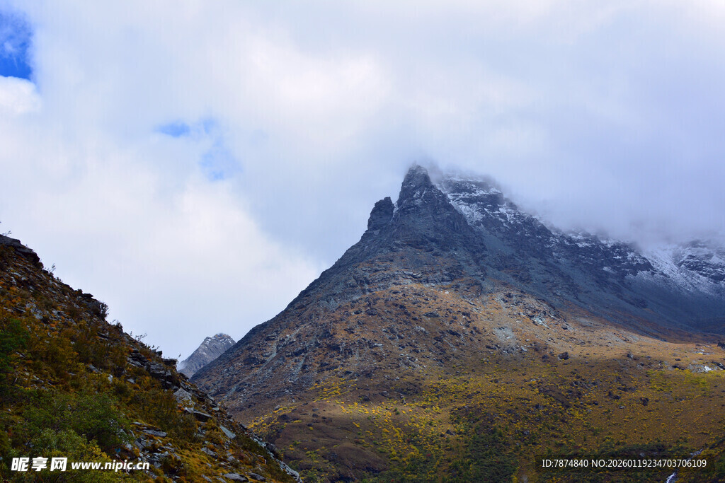 云雾缭绕的壮美高山 稻城