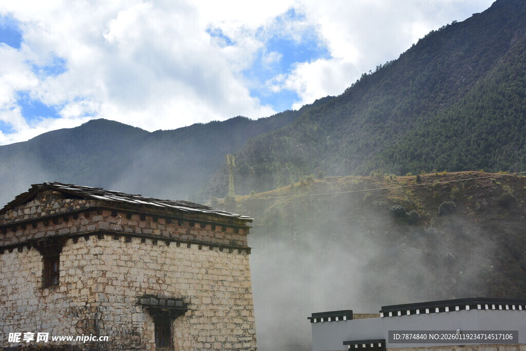 山间藏式建筑 云雾缭绕