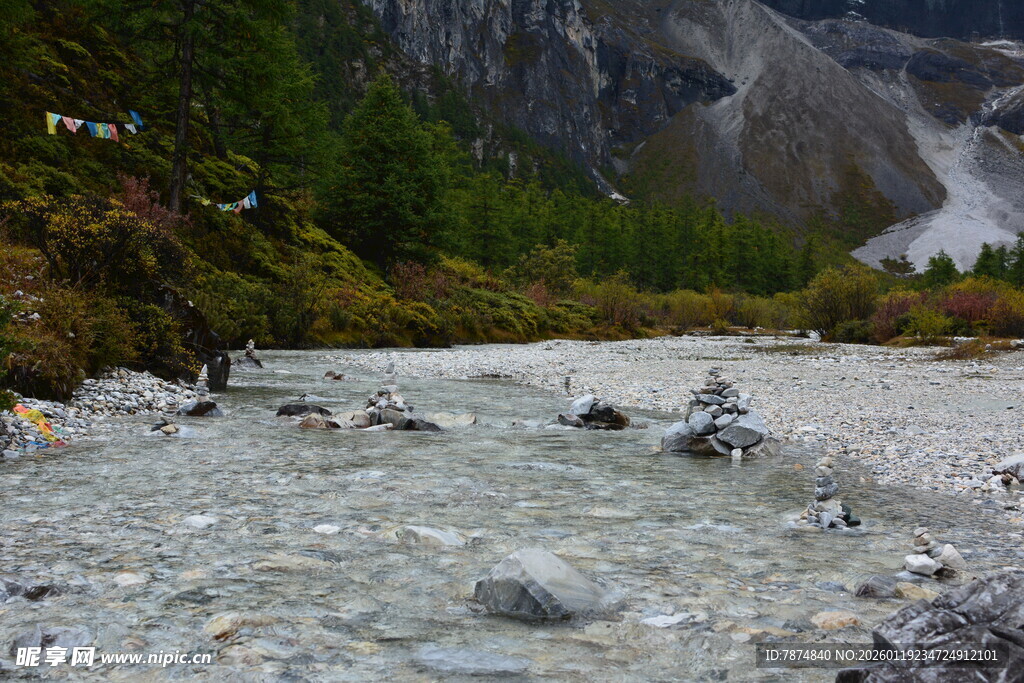 山间清澈溪流与嶙峋石块