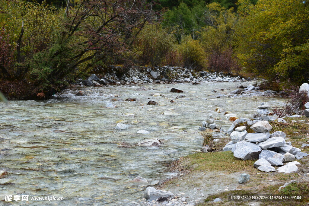 山间清澈溪流与岸边碎石 稻城