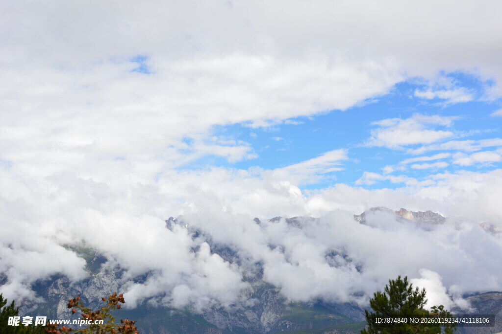 云海之上的蓝天与山峦
