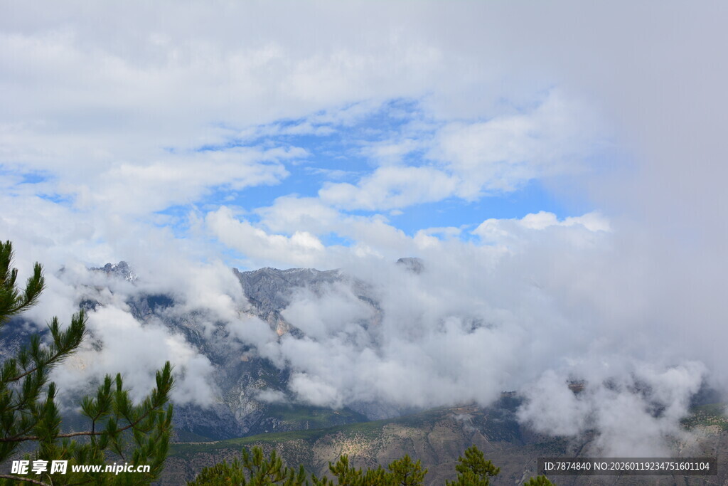 云雾缭绕的山景奇观 稻城