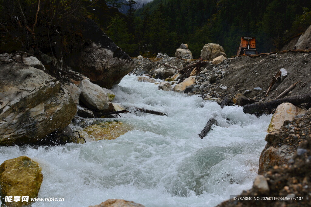 山间湍急溪流穿岩石而过 稻城