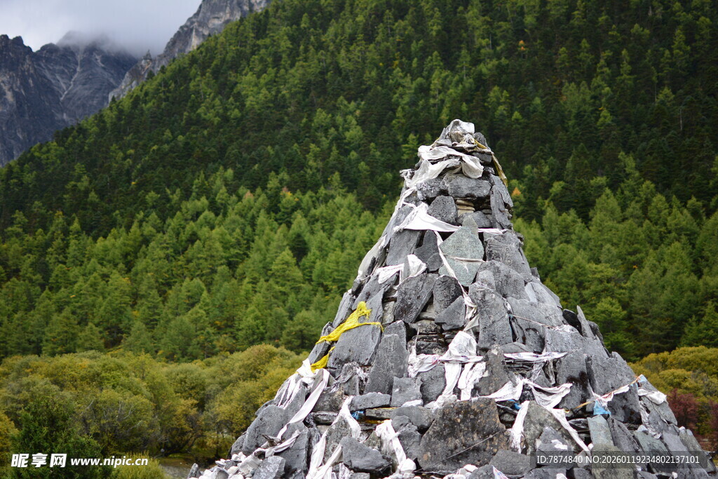 藏区玛尼堆 自然与信仰交织