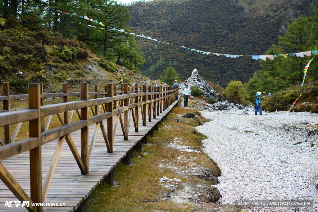 山间木栈道 雪景伴溪流 稻城