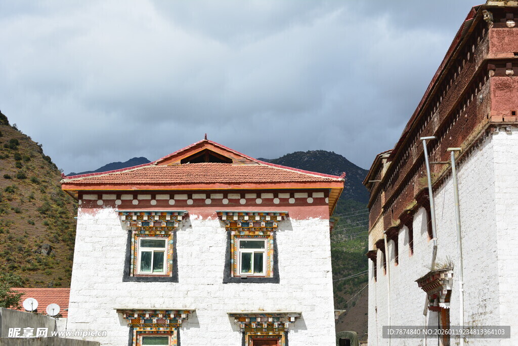 藏式风格建筑 古朴而宁静 稻城