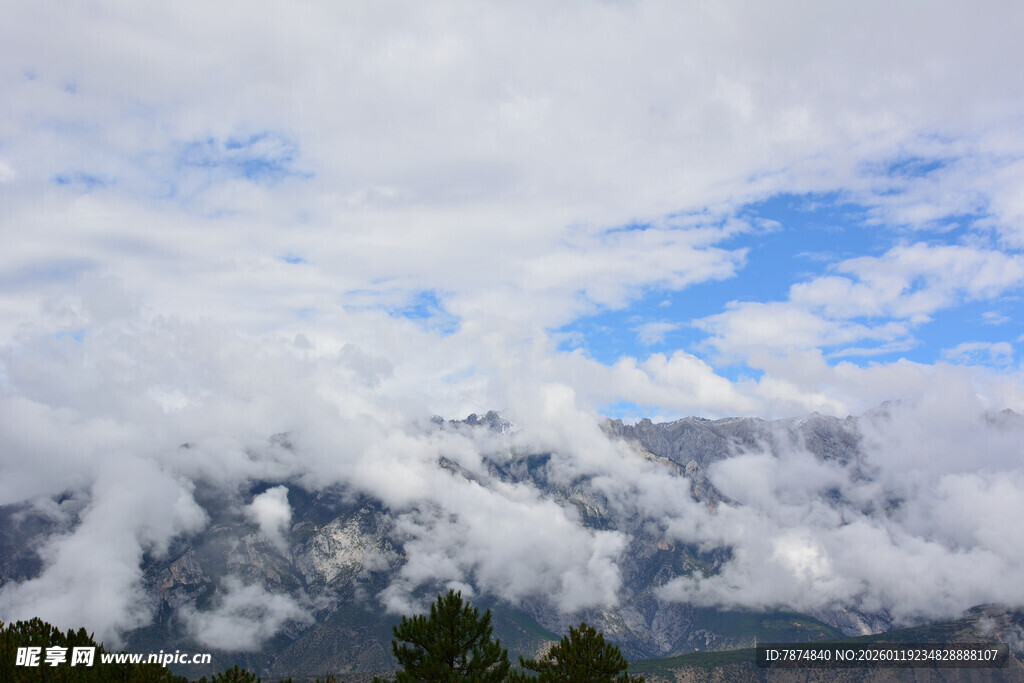 云雾缭绕的壮丽山峦景色 稻城