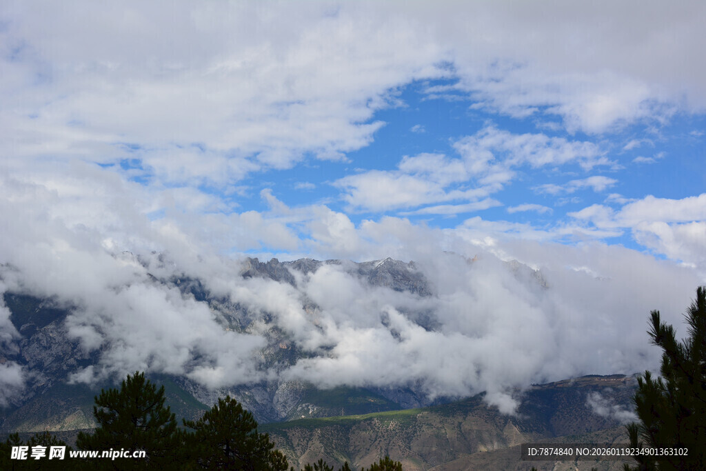 云雾缭绕的壮美山峦景色 稻城