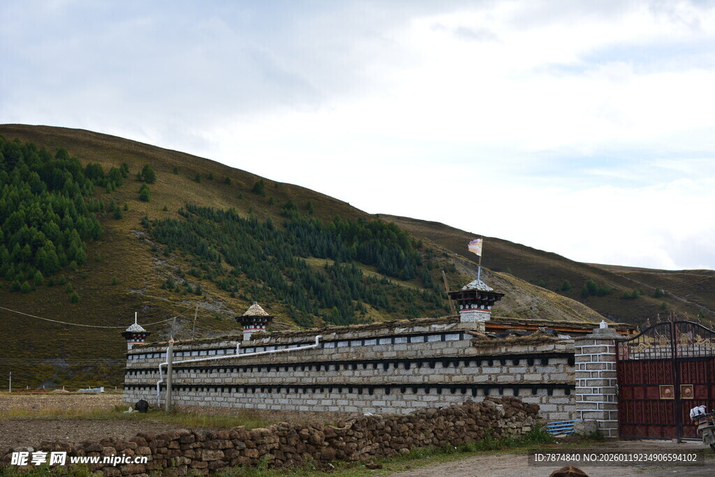 山间藏式建筑 古朴宁静 稻城