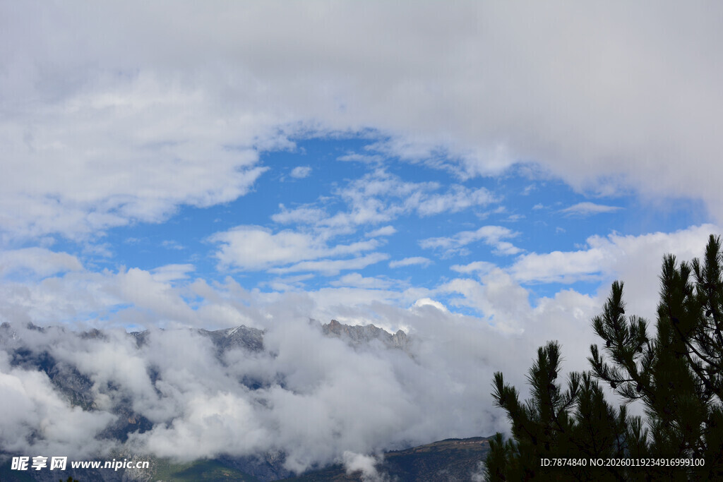 蓝天白云下的山林美景 稻城