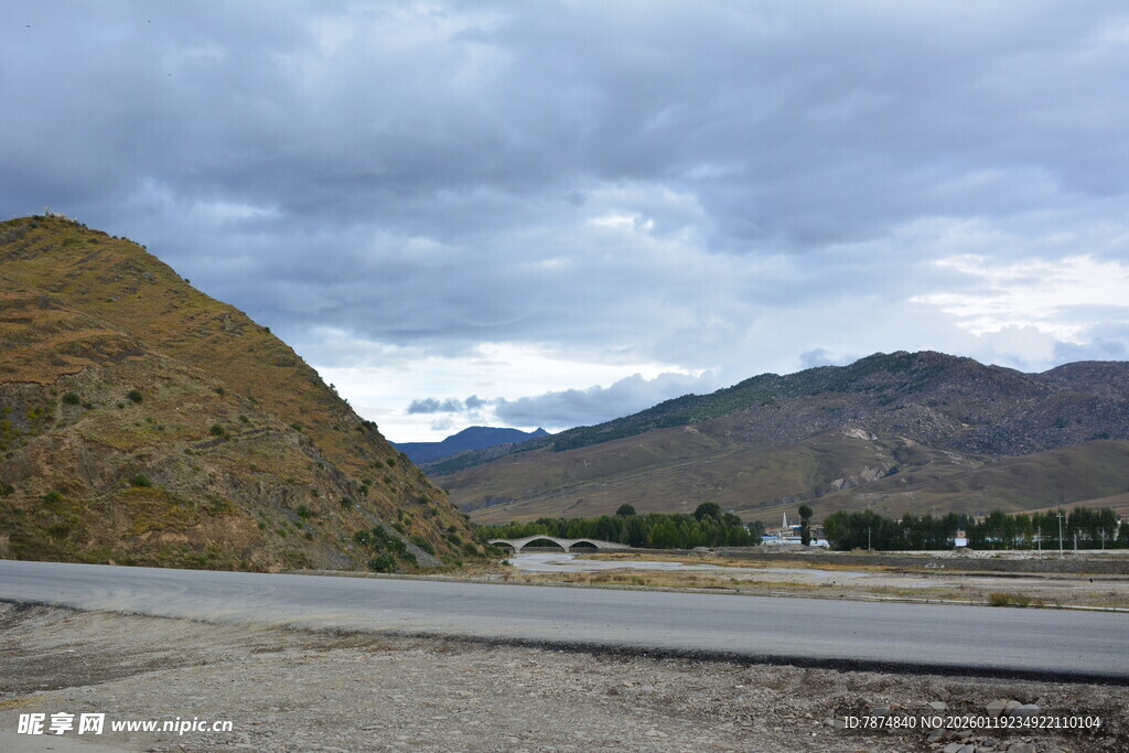 山间公路 云下壮丽风景 稻城