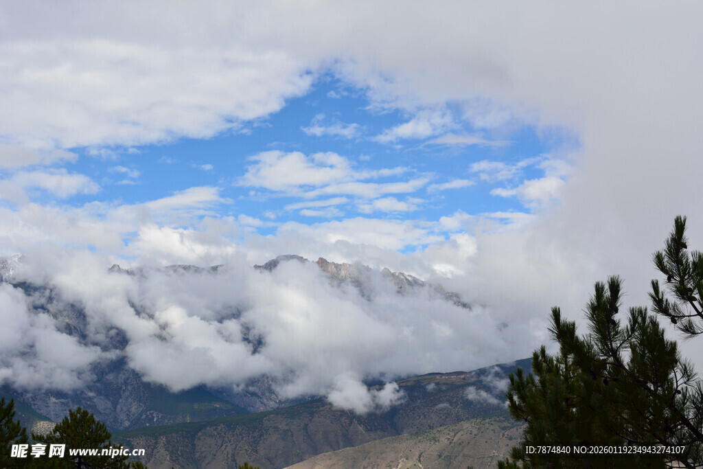 云雾缭绕的壮丽雪山景观 稻城