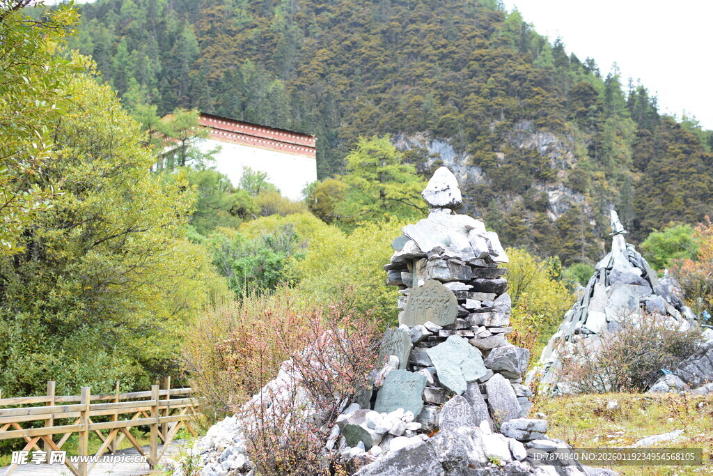 山间石堆景观 稻城