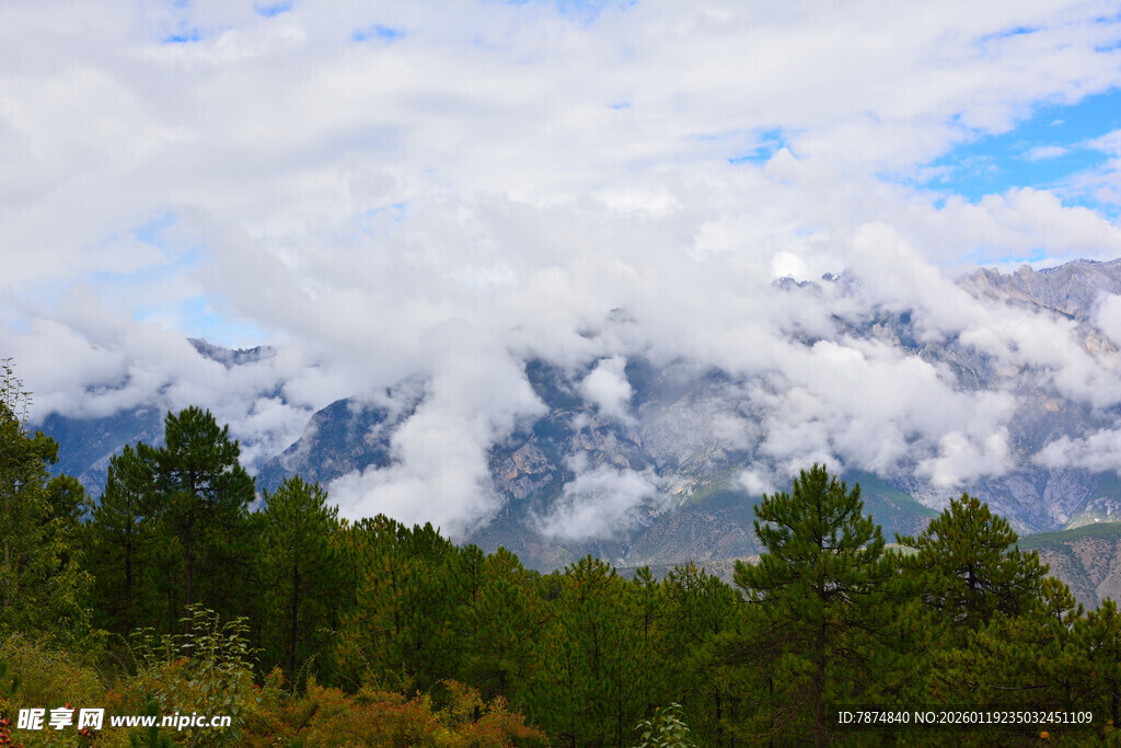 云雾缭绕的山林与远山 稻城