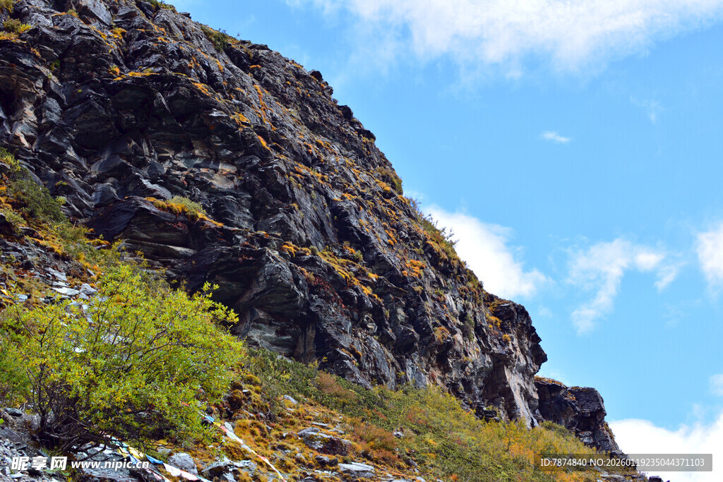 陡峭山壁上的徒步者 稻城