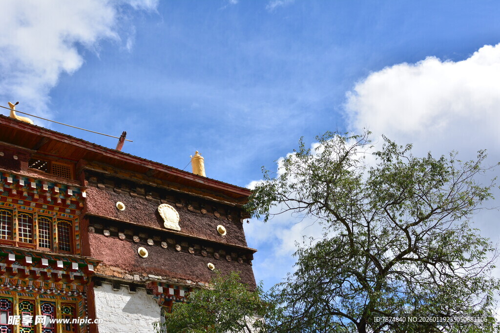 藏式建筑与蓝天白云绿树 稻城