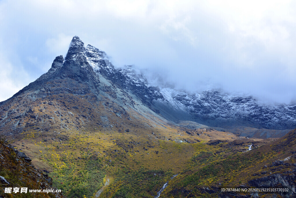 巍峨山峰云雾缭绕之景 稻城