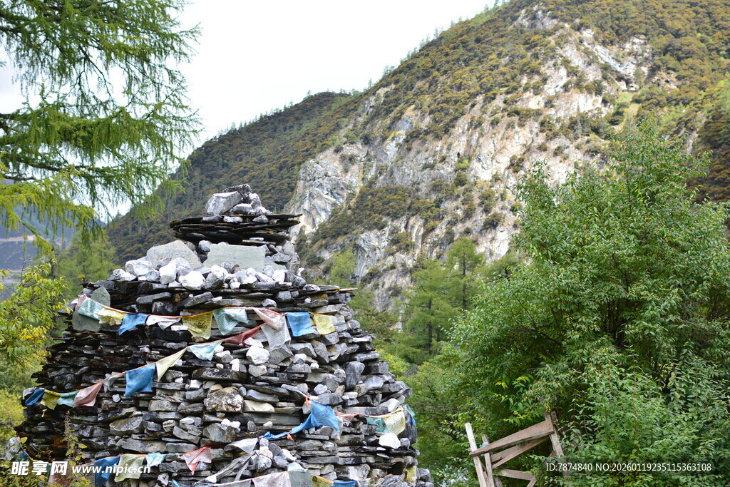 山间多彩垃圾堆积景观 稻城