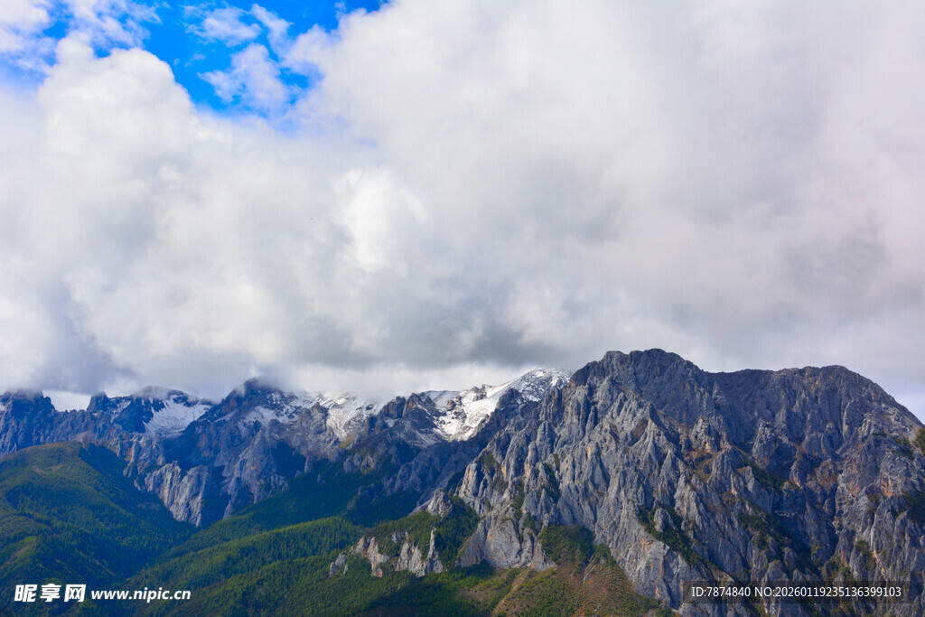 壮丽山景与蓝天白云 稻城