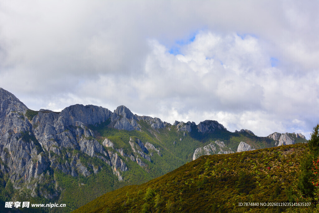 壮丽山景 蓝天白云相伴 稻城