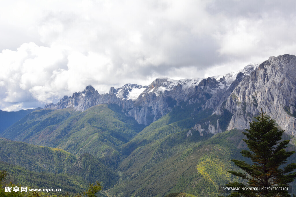 壮丽山景 云雾缭绕的山脉 稻城