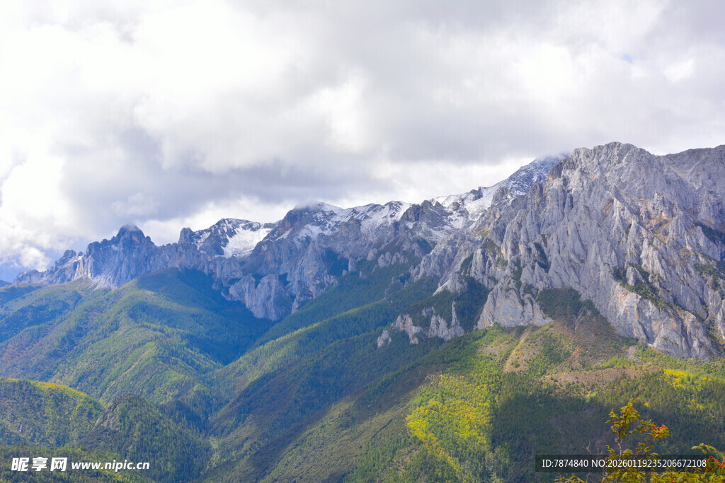 壮丽山峦美景 稻城