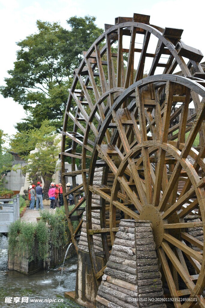 古老水车静立河畔 稻城