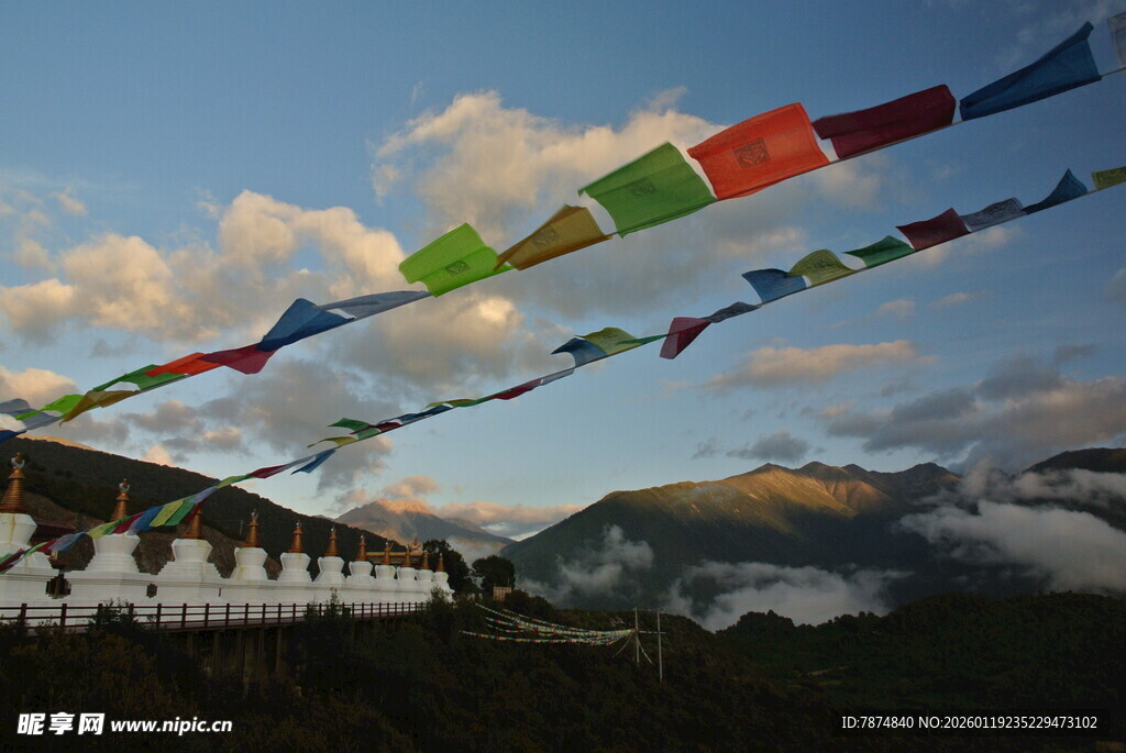 山间经幡飘扬 稻城