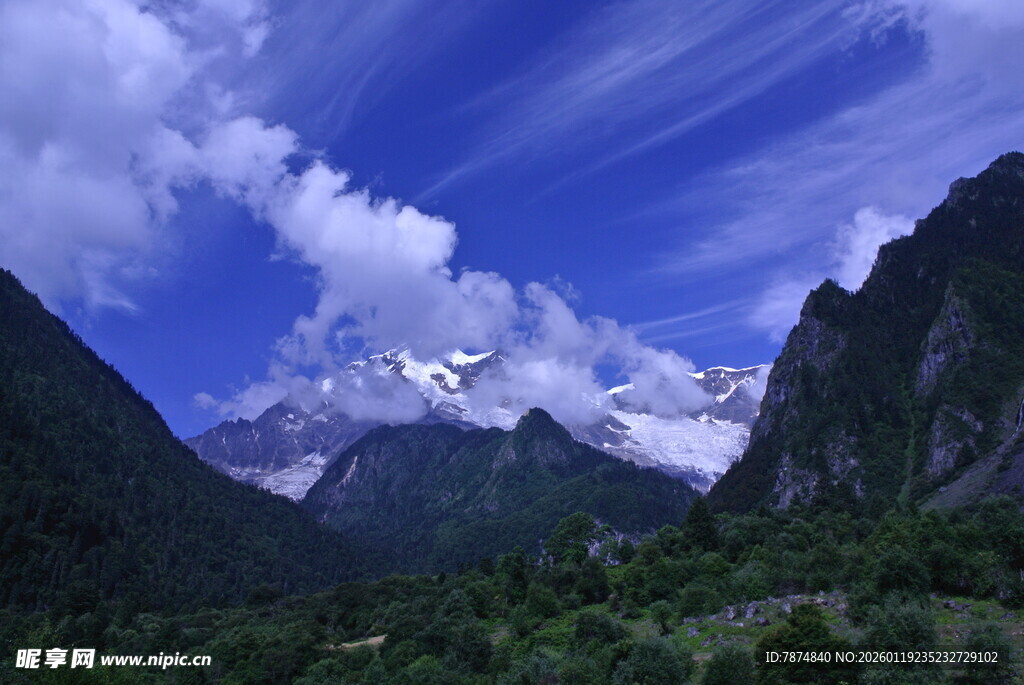 壮丽雪山山谷美景 稻城