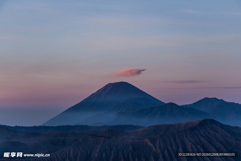黄昏下的壮丽山峦景观