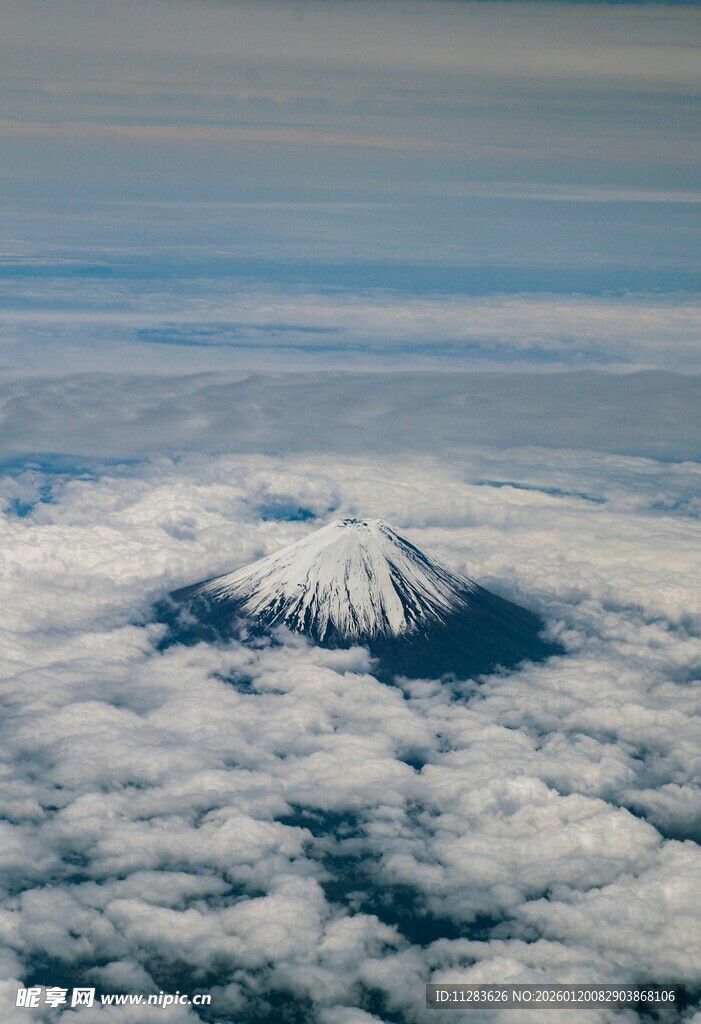 云端之上的巍峨富士山