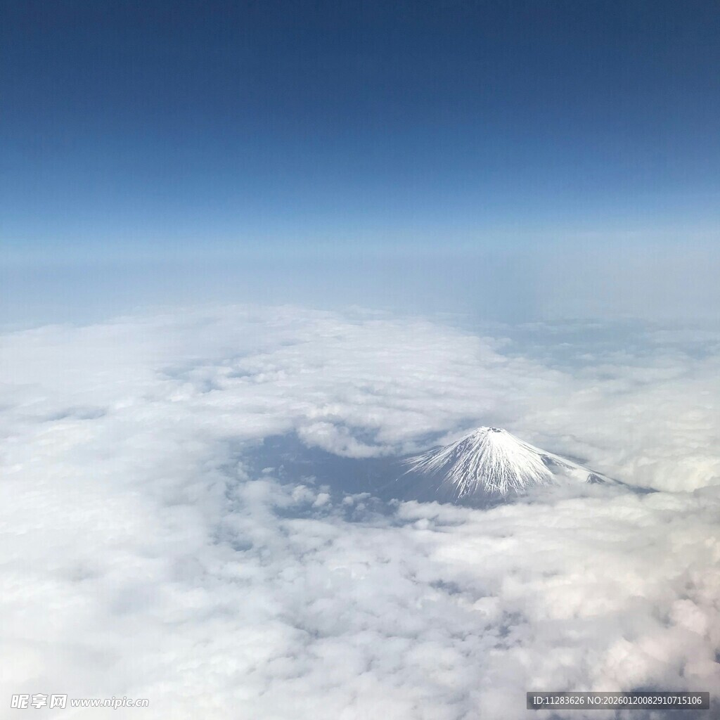 云端之上的壮丽雪山