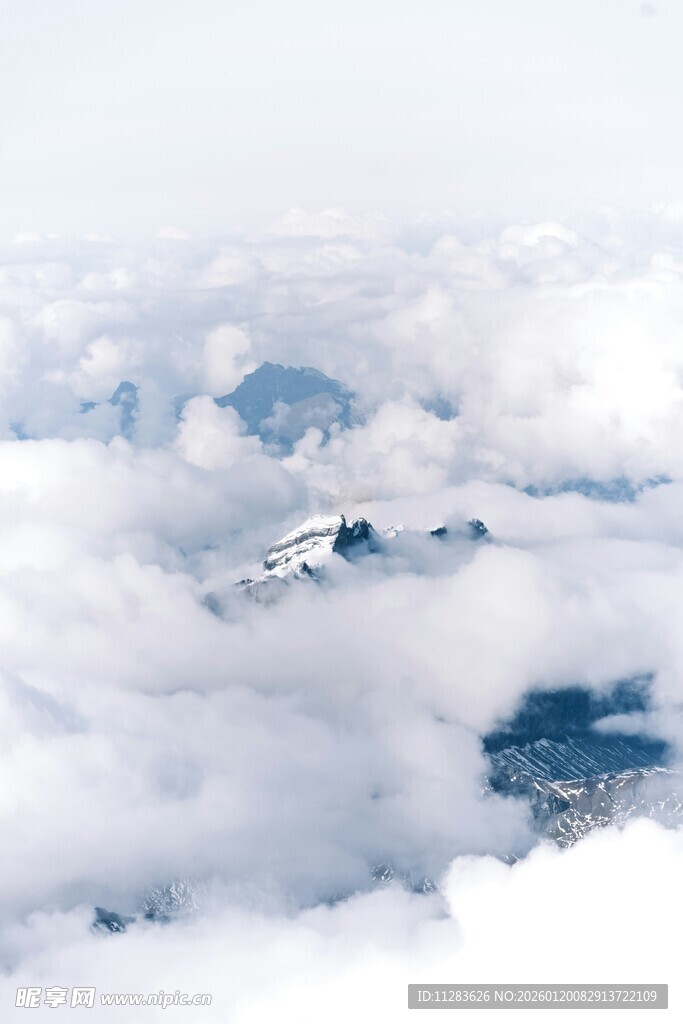 云端俯瞰壮丽山峦景色