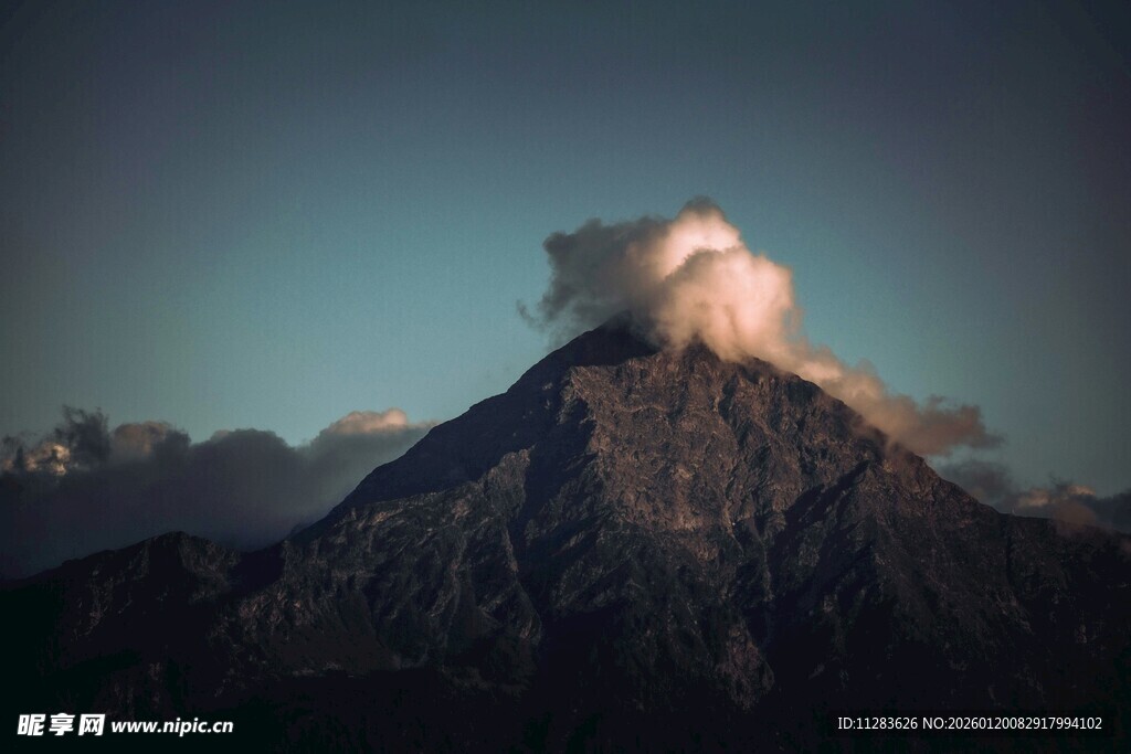 巍峨火山云雾缭绕