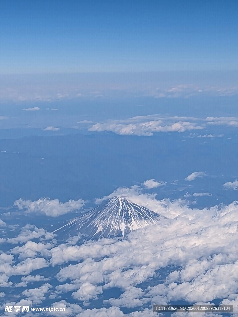 俯瞰云端富士山美景