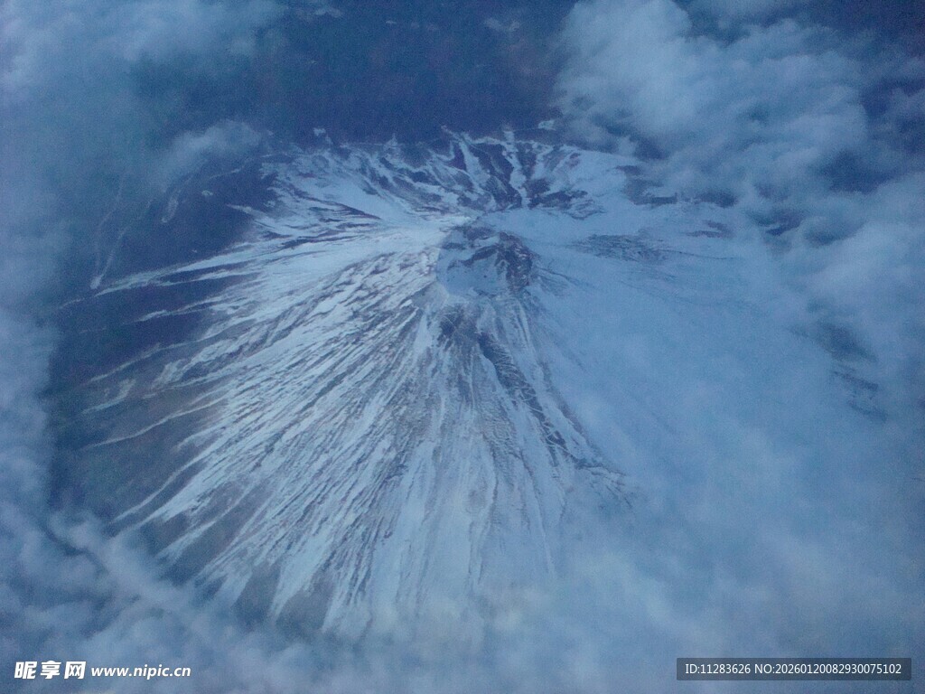 高空视角下的壮丽云层景观