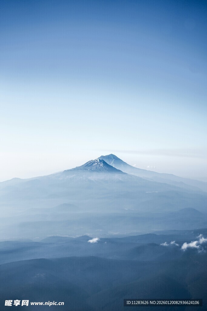 云雾缭绕中的巍峨山峰