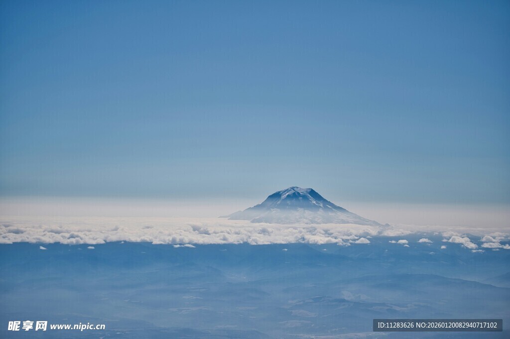 云端之上的巍峨雪山