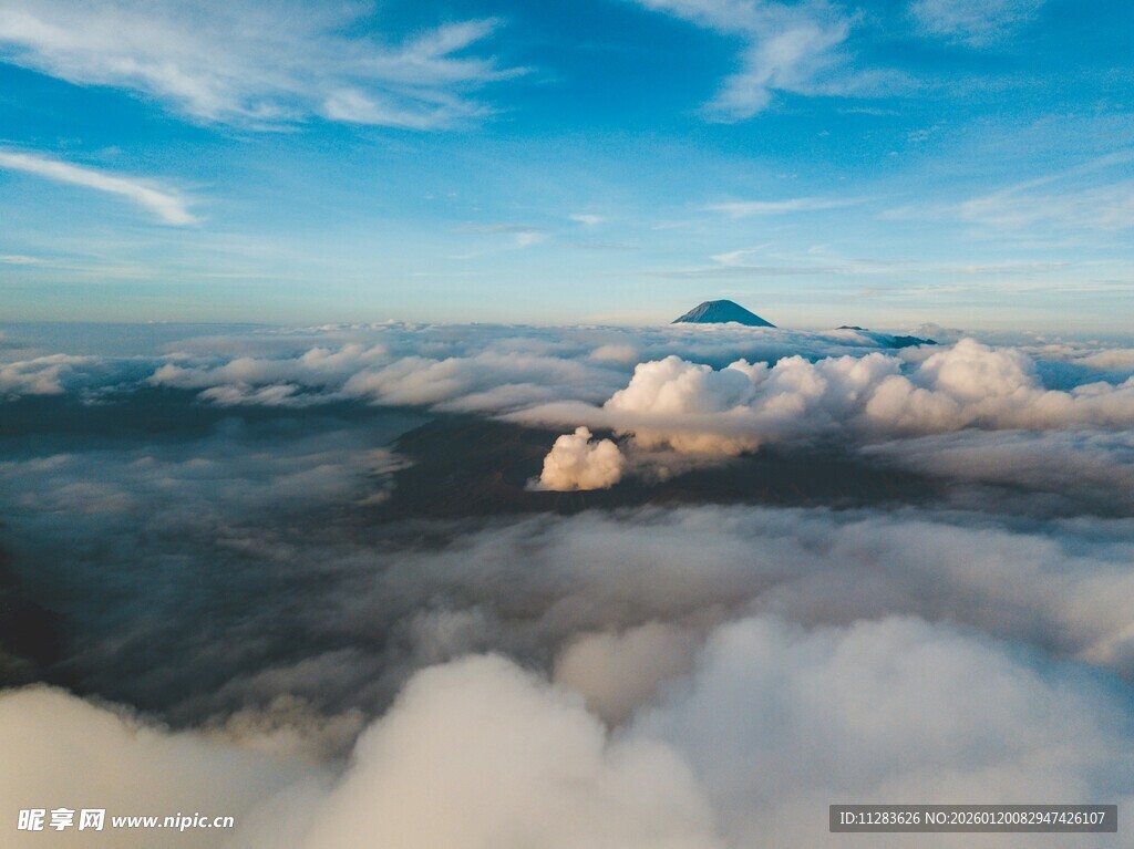 云海之上的壮丽景观