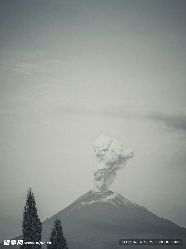 冒烟的火山景观