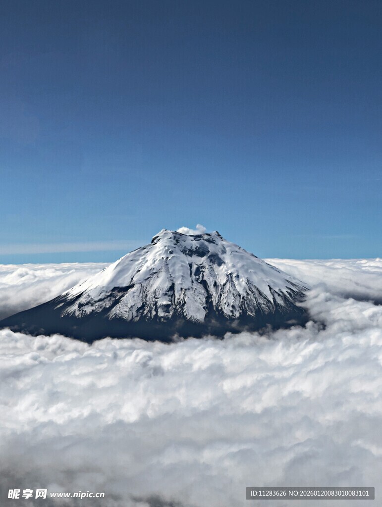 云端之上的巍峨雪山
