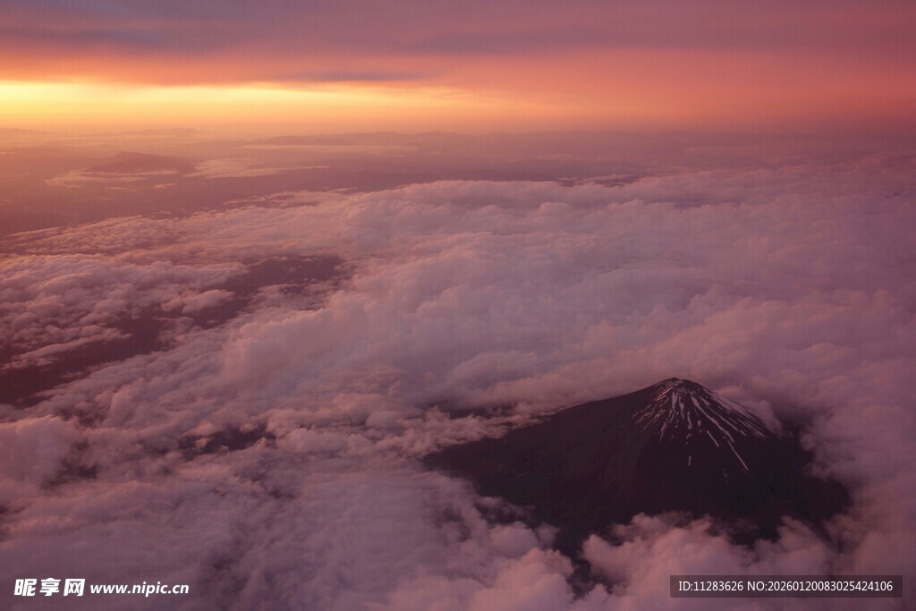 云端之上的壮丽火山景观